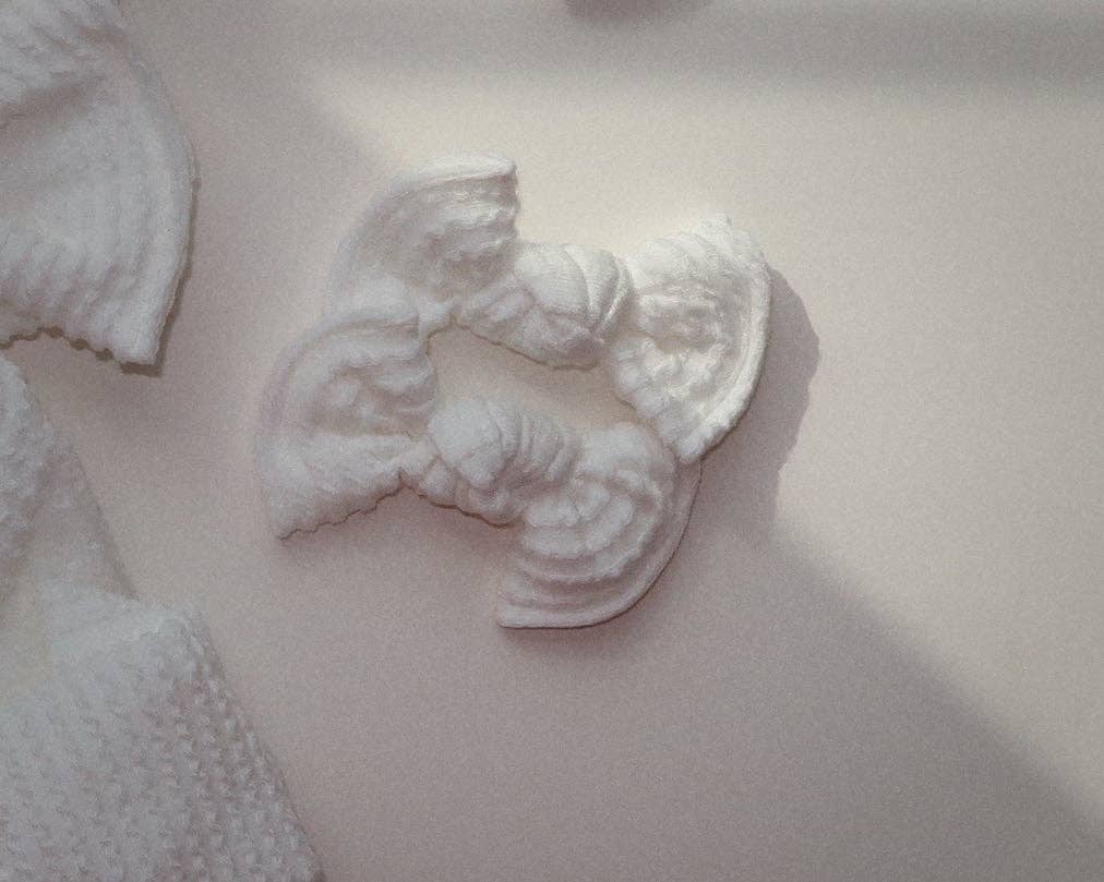 White Wavy Ribbed BloomCLIPS