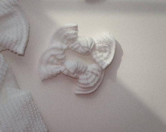 White Wavy Ribbed BloomCLIPS