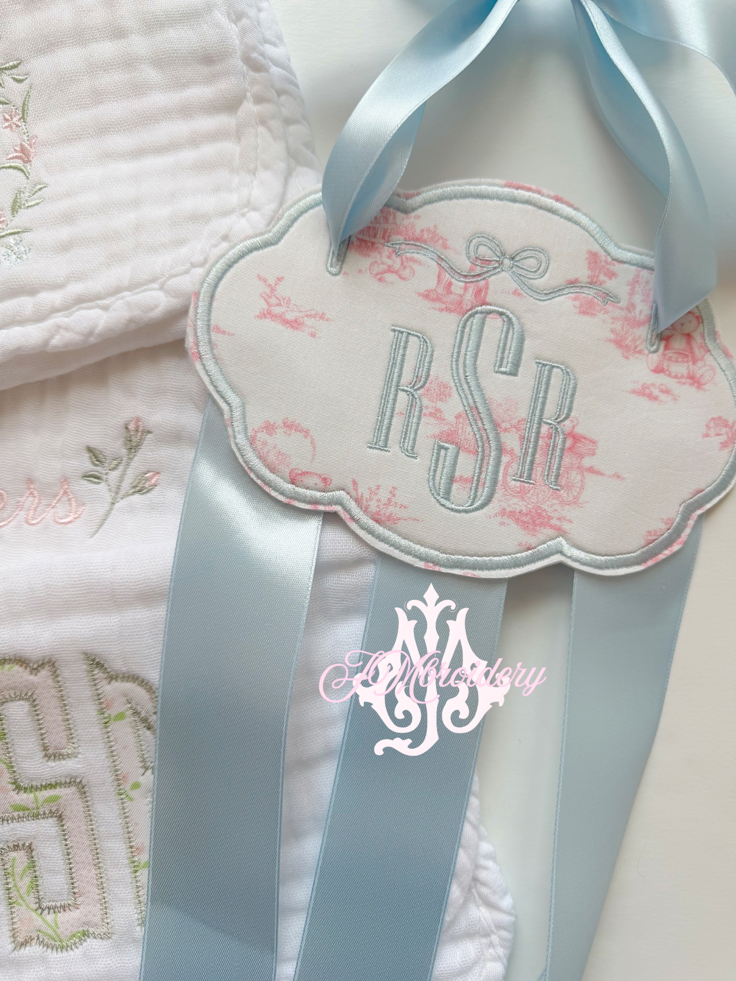 Toile bow holder